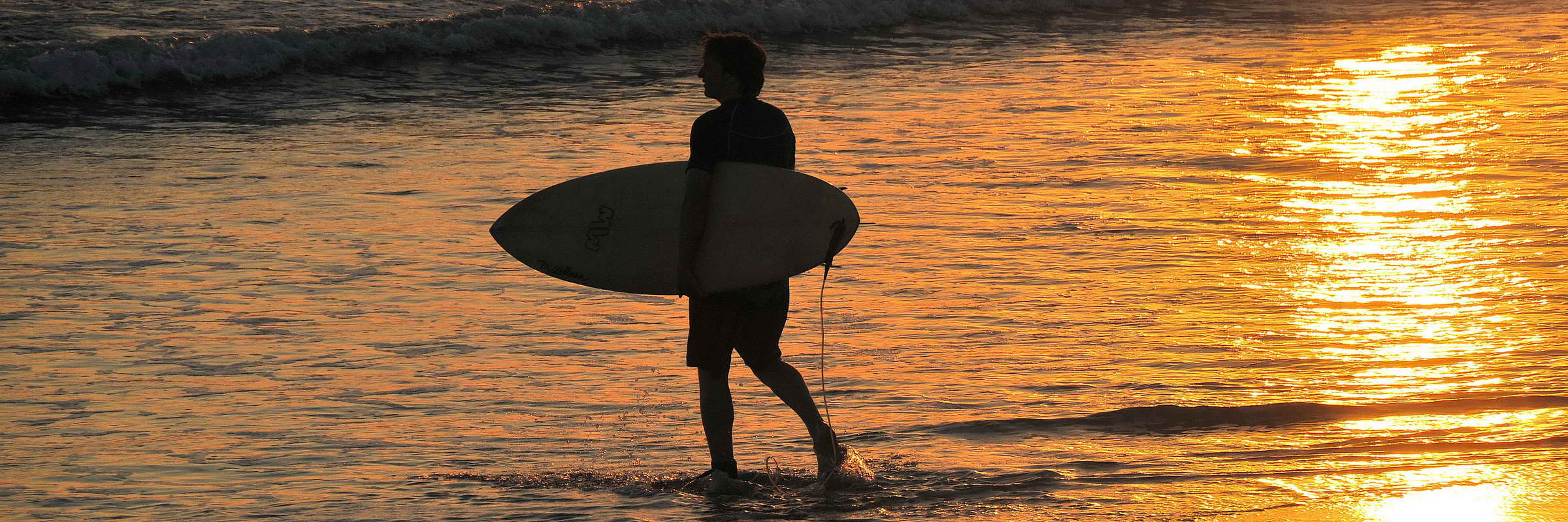Starke Brandung und ideale Wellen machen den weitläufigen Kuta Beach zu einem der beliebtesten Surfabschnitte auf Bali.
