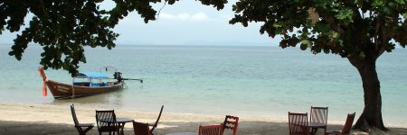 Der einladende Strand der Koh Jum Lodge mit einmaliger Aussicht