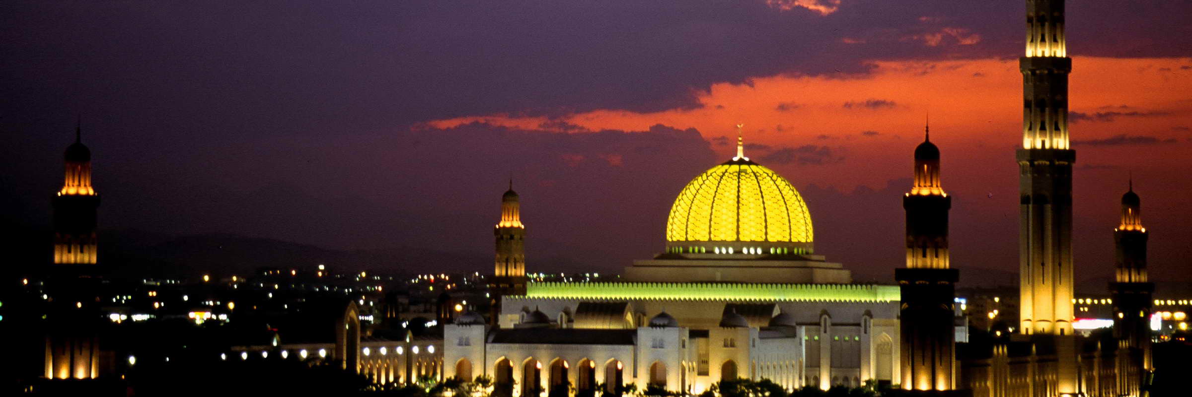 Eine Sehenswuerdigkeit, die die Besucher sehen sollten, ist die Sultan Qaboos Moschee in Muscat. besonders bei Nacht.