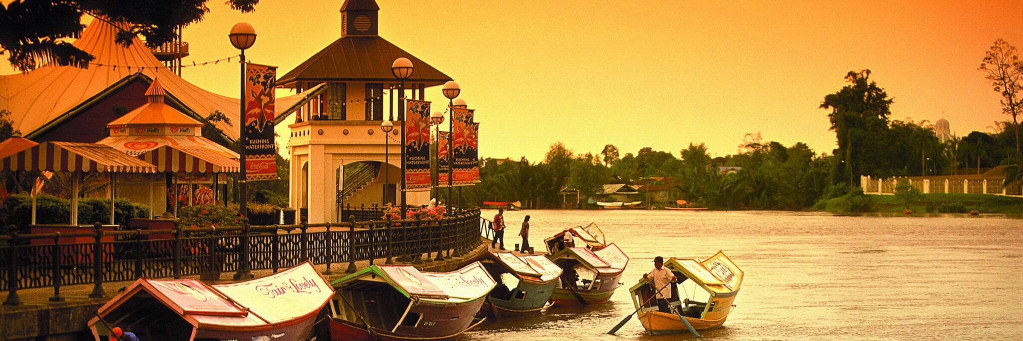 Die Stadt Kuching besitzt eine wunderschöne und sehr gepflegte Uferpromenade entlang des Sarawak-Flusses.