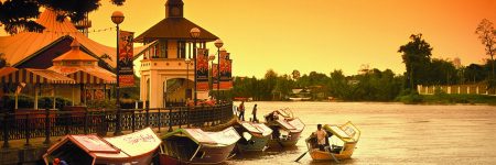 Die Stadt Kuching besitzt eine wunderschöne und sehr gepflegte Uferpromenade entlang des Sarawak-Flusses.
