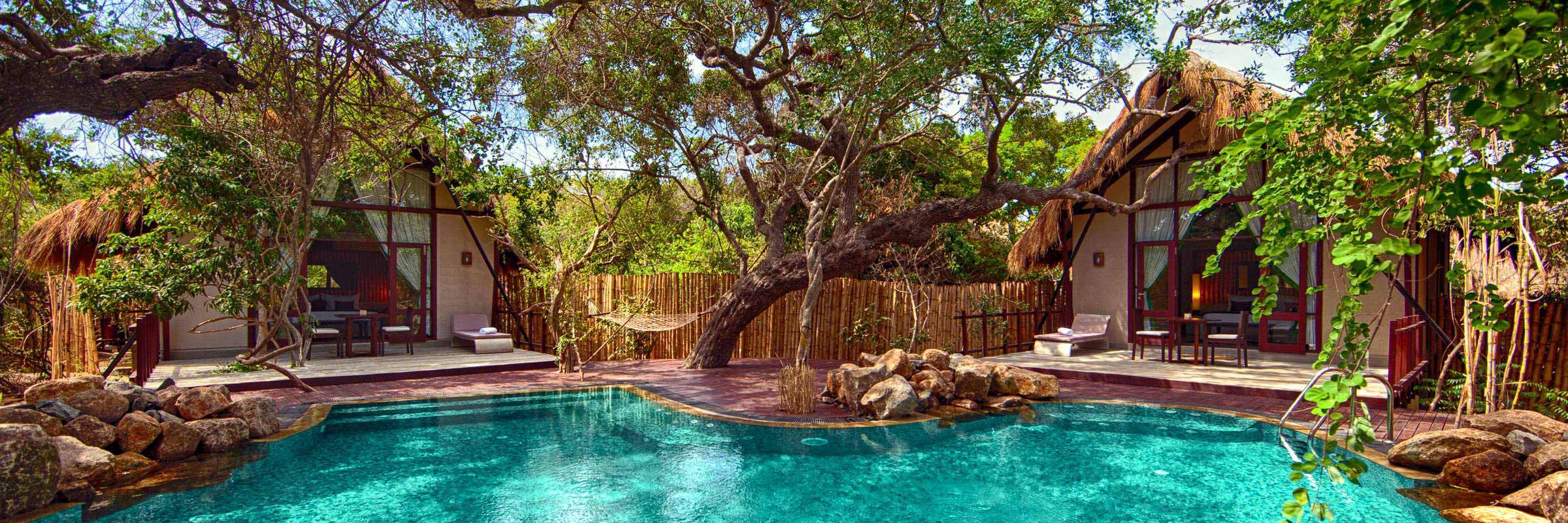 Die Chalets des Jungle Beach mit direktem Zugang zum Pool Die charmanten Chalets des Jungle Beach mit direktem Zugang zum Pool in idyllischer Lage.