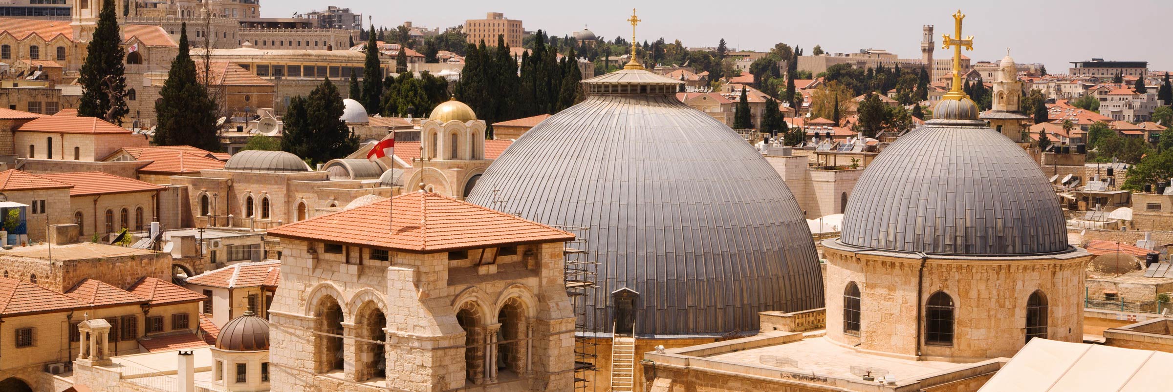 In der Altstadt Jerusalems gelegen beherbergt die Grabeskirche das "heilige Grab" von Jesus Christus, welcher hier auch gekreuzigt wurde. Planen Sie Ihre Israel Reise mit unseren Experten.