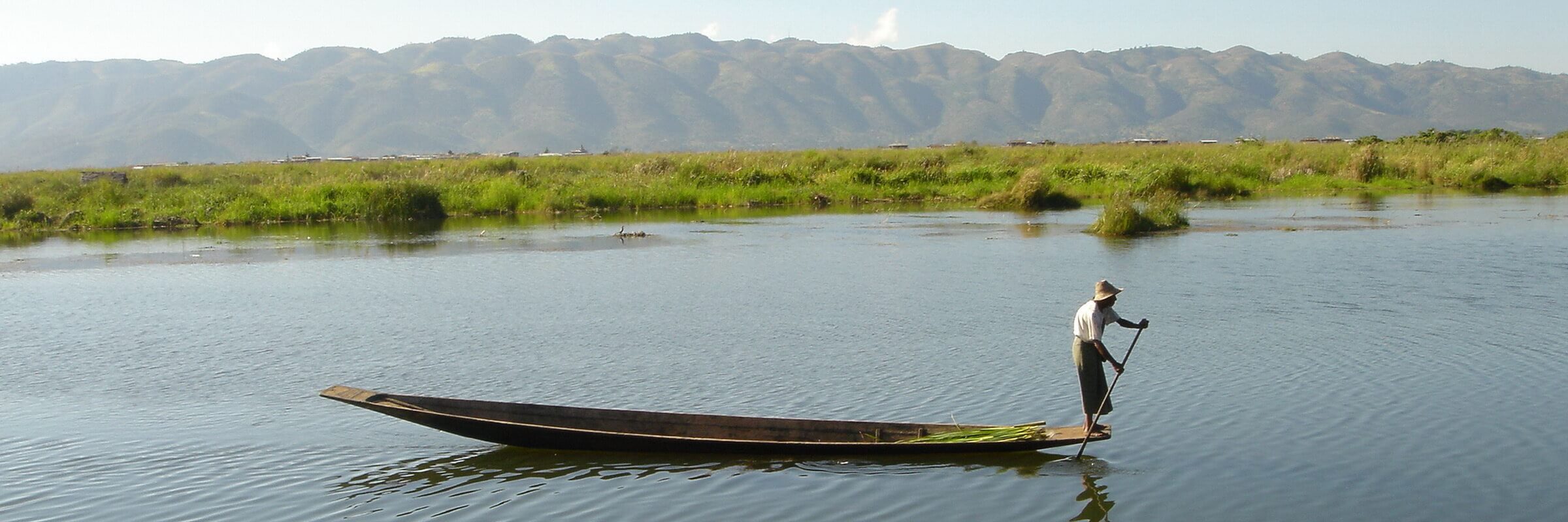 Die Bewohner des Inle-Sees sind für ihre Rudertechnik berühmt, bei der sie stehend ein Bein um das Ruder schlingen, um beide Hände zum Fischfang oder zur Pflege der schwimmenden Gärten frei zu haben.