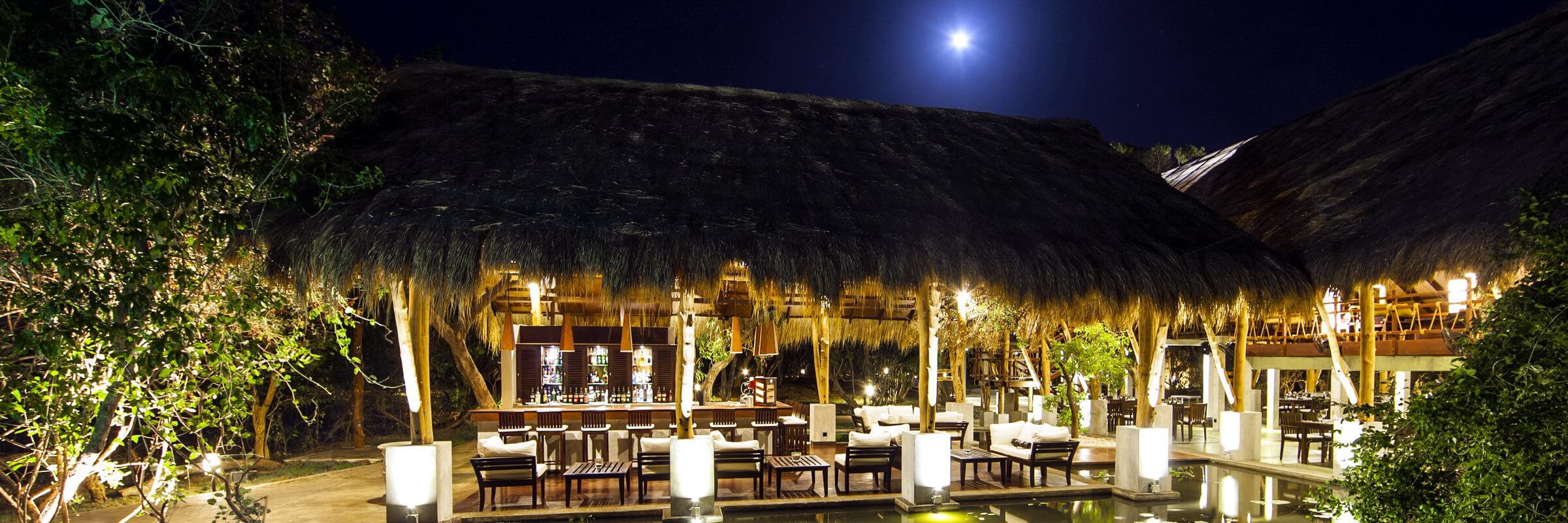 Die Terrasse mit Bar des Jungle Beach Die Terrasse mit stilvoller Bar des Jungle Beach bei Nacht.