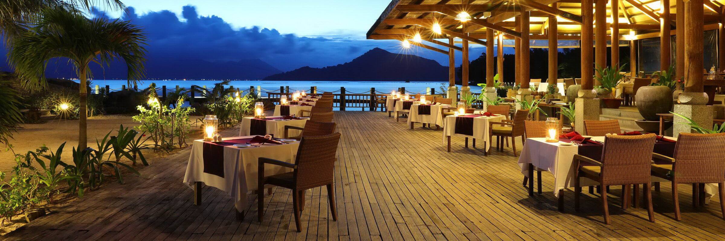 Das bekannte Open-Air-Restaurant mit toller Panoramaaussicht des L'Alyana Villas Ninh Van Bay