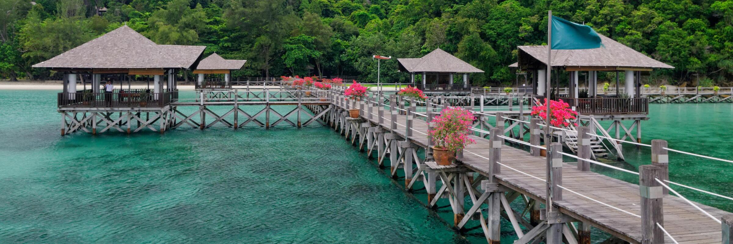 Von den auf Stelzen gebauten Pavillions hat man einen atemberaubenden Blick auf die ruhige Bucht in der das Bunga Raya Island Resort & Spa gelegen ist.