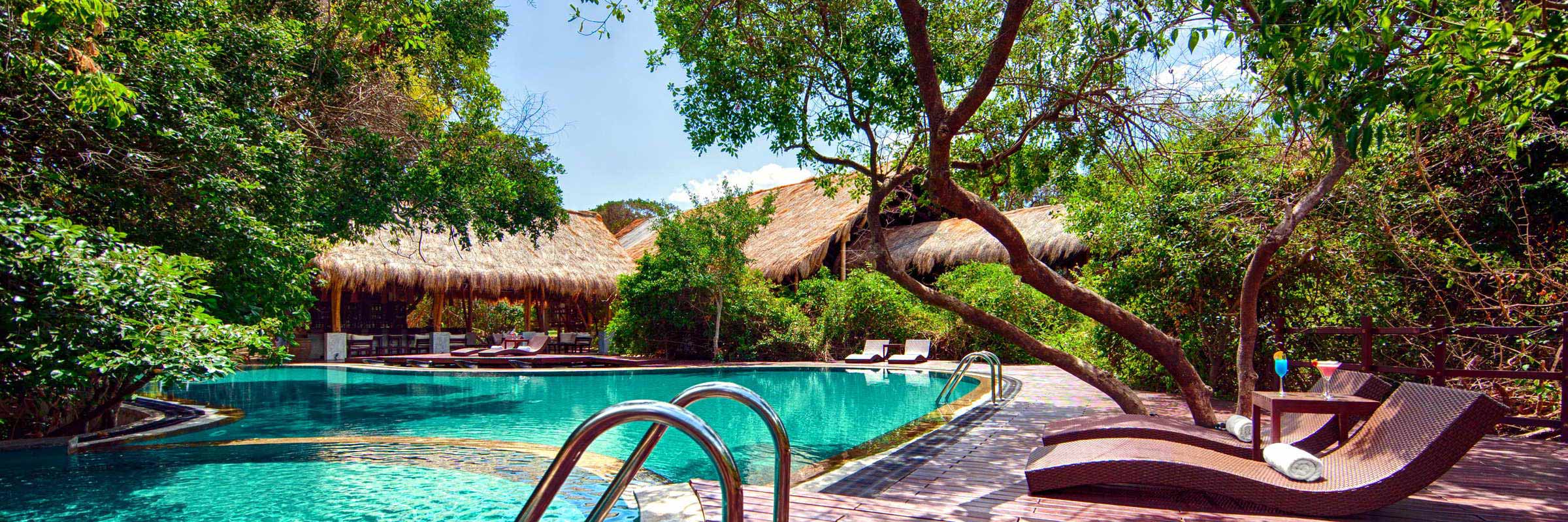 Der Pool mit ausladender Sonnenterrasse des Jungle Beach