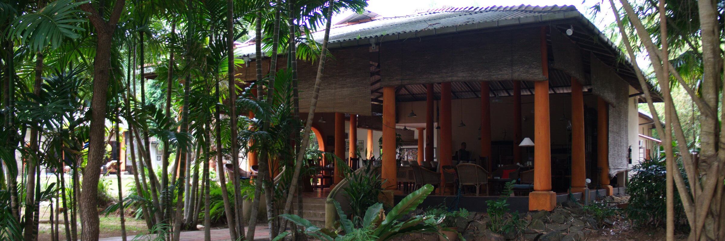 Im halboffenen Restaurant der Ging Oya Lodge kocht der Besitzer selbst und serviert seinen Gästen köstliche lokale und internationale Speisen.