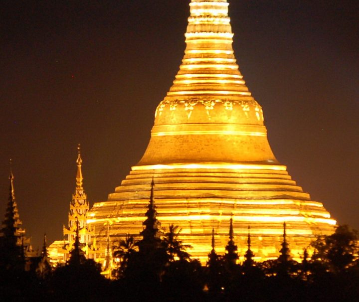 Die als Wahrzeichen des ganzen Landes geltende Shwedagon Pagode bietet besonders bei Nacht einen spektakulären Anblick.