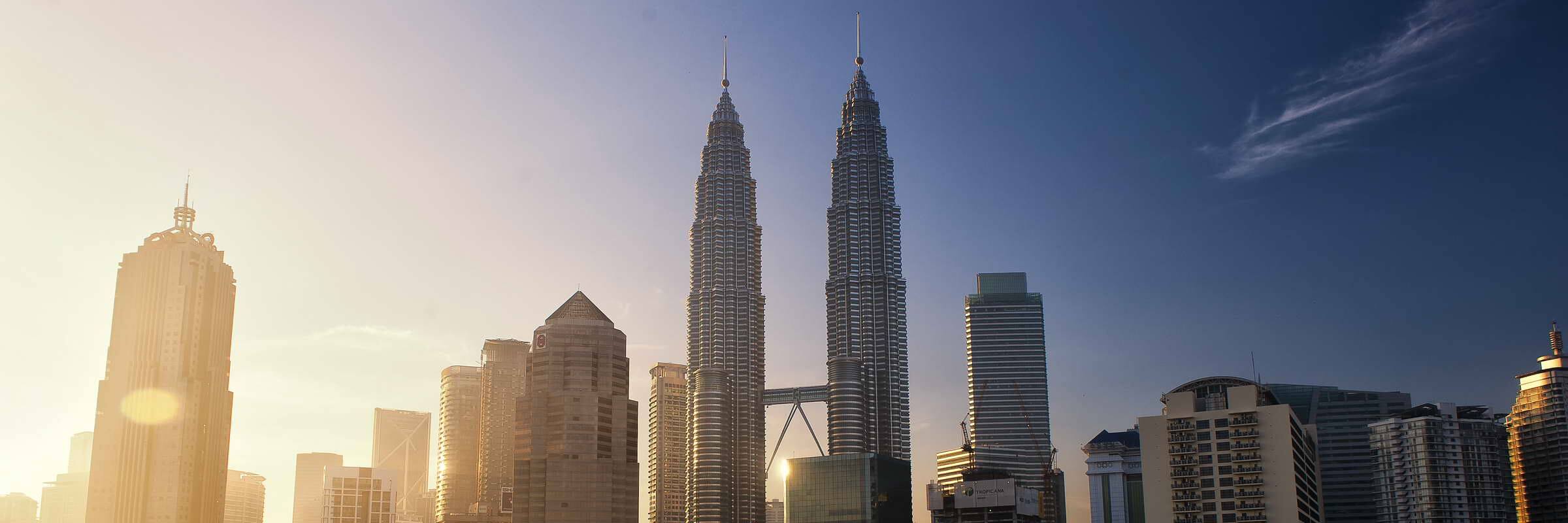 Die beeindruckenden Petronas Twin Towers prägen schon von Weitem die Skyline der Stadt.