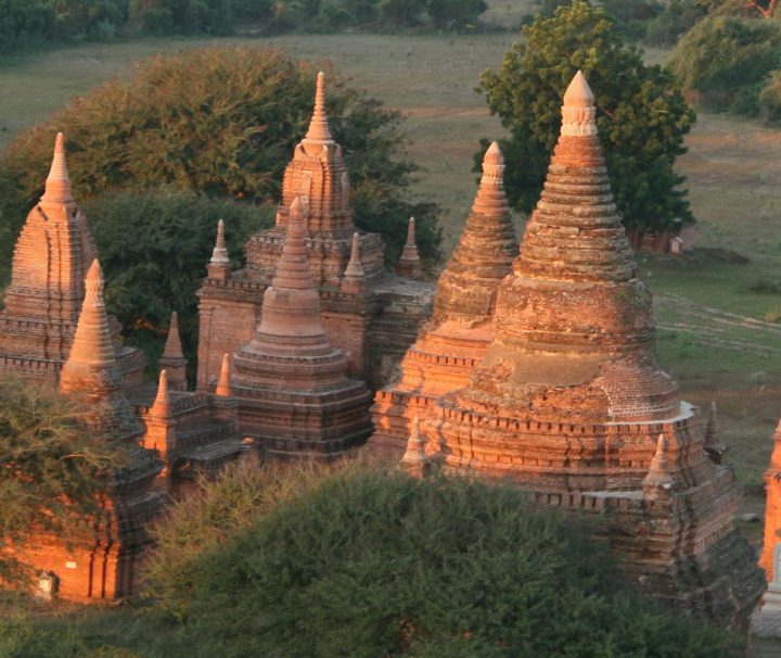 Bagan gehört zum UNESCO-Weltkulturerbe und erstreckt sich über eine Ebene mit tausenden Tempelruinen aus dem 12. Jahrhundert.