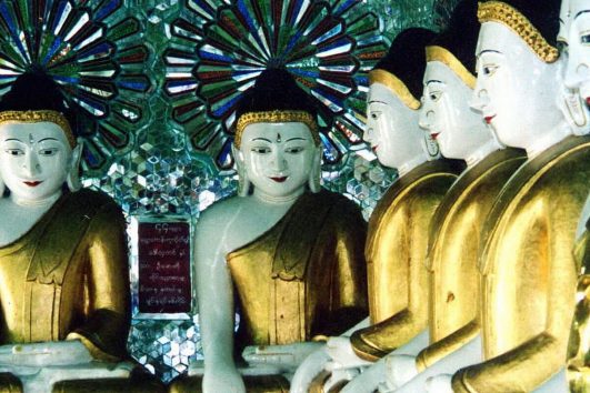 U Min Thonze Pagode in Sagaing, auch Pagode der 30 Höhlen genannt, mit ihren zahlreichen Buddha Figuren