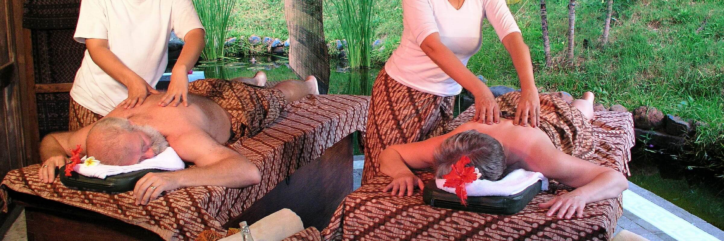 Im Spa-Bereich des Pondok Sari Beach & Spa Resort können Gäste sich mit traditionellen Massagen und anderen Wellnessanwendungen verwöhnen lassen.