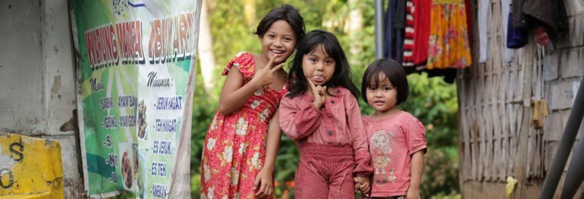 kinder-candidasa-bali-indonesien Einheimischer Kinder an der Ostküste der indonesischen Insel Bali