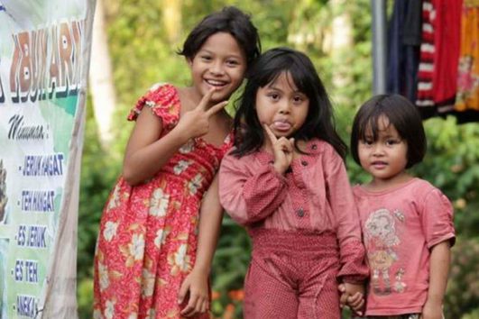 Einheimischer Kinder an der Ostküste der indonesischen Insel Bali