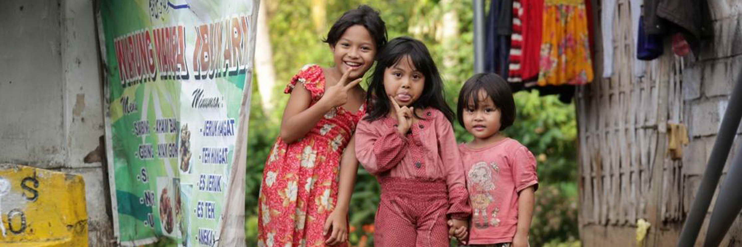Einheimischer Kinder an der Ostküste der indonesischen Insel Bali