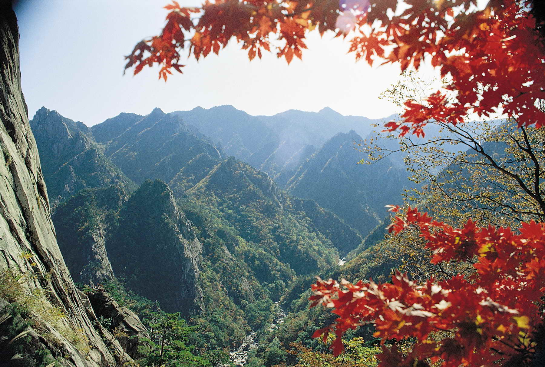 Der Seoraksan ist vor allem für seine zerklüftete Felslandschaft bekannt. Mit einer Höhe von 1708m ist er dritthöchste Berg in Südkorea.