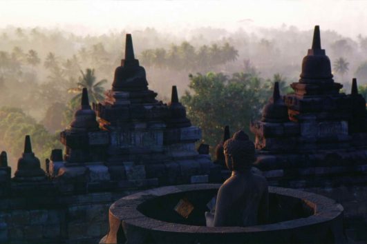 Sonnenuntergang an der buddhistischen Tempelanlage Borobudur