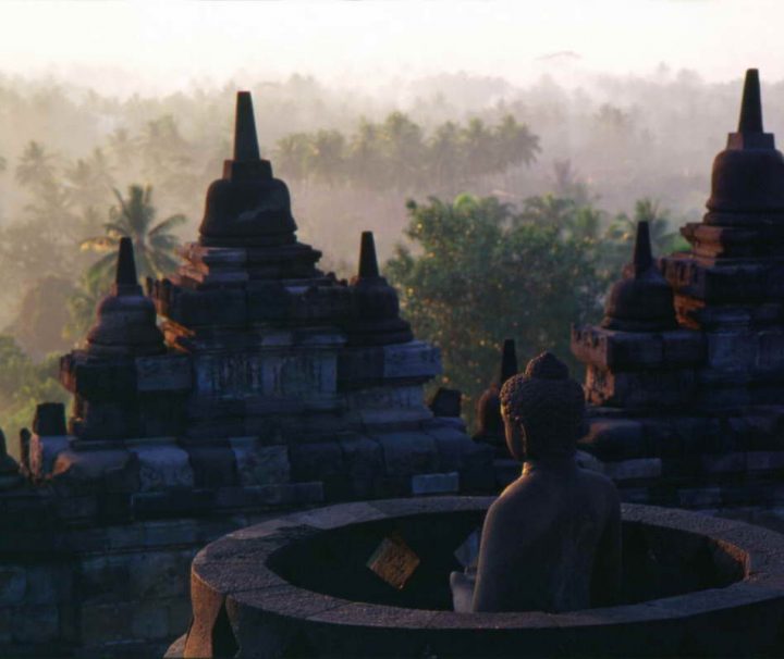 Sonnenuntergang an der buddhistischen Tempelanlage Borobudur