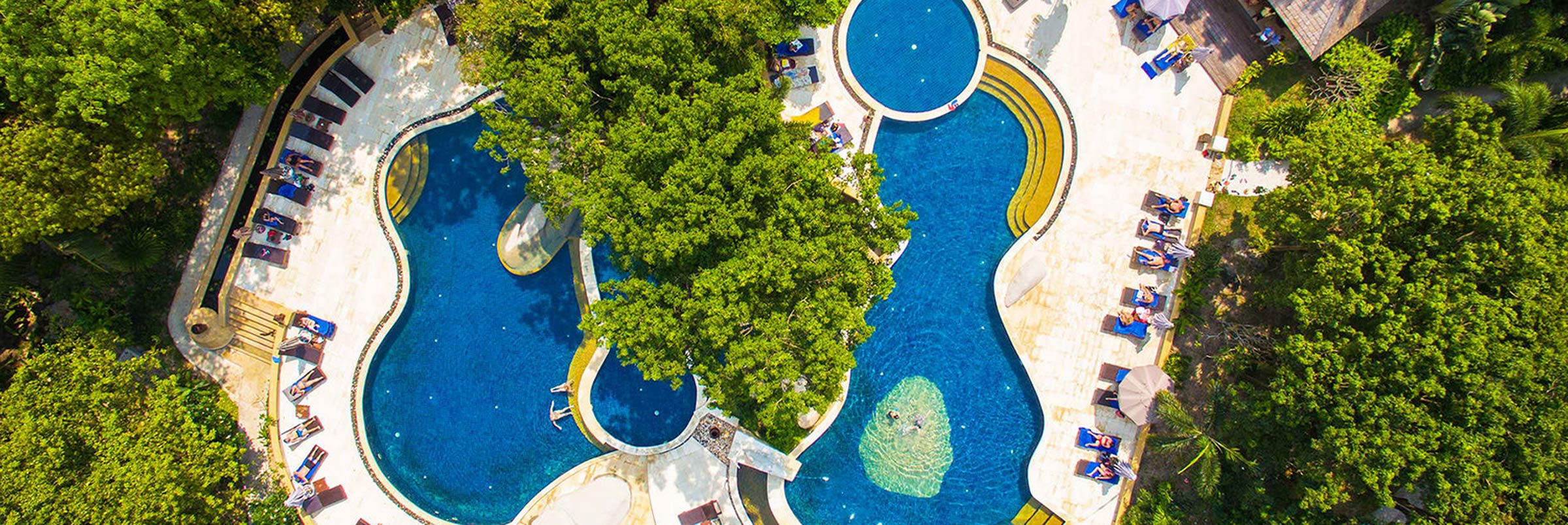 Direkt am Swimmingpool im Sensi Paradise Beach Resort erwartet die Gäste eine Bar mit leckeren Cocktails und Snacks.