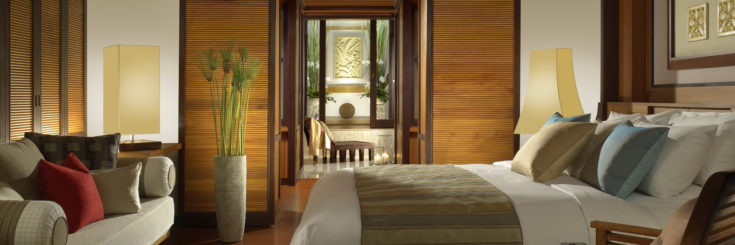 Schlafzimmer einer Hill Villa Zimmer im Pangkor Laut Resort