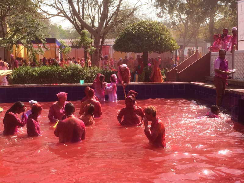 Ein Bad in den Farben beim Holi Fest in Indien