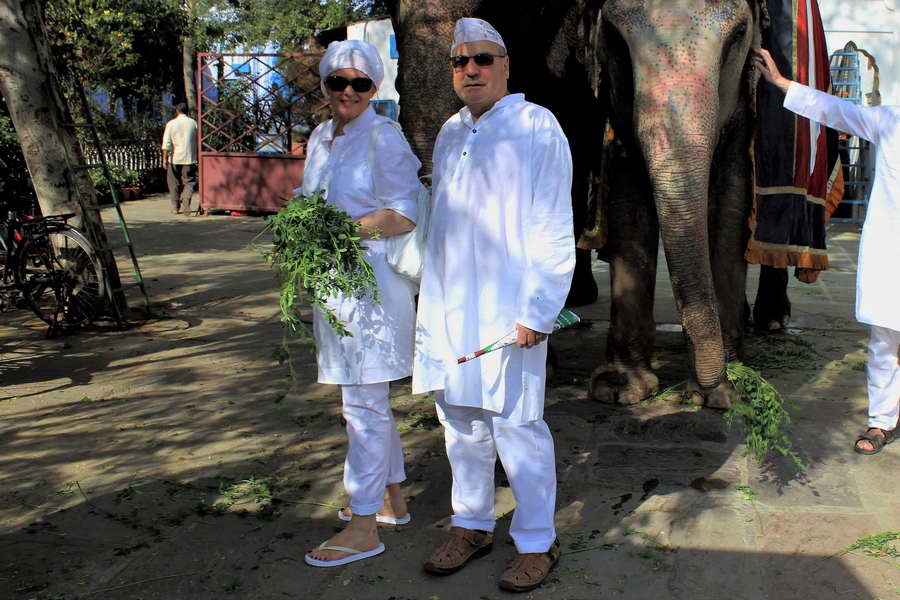 Vor dem Start der Holi Festes in Indien war die Kleidung noch weiß