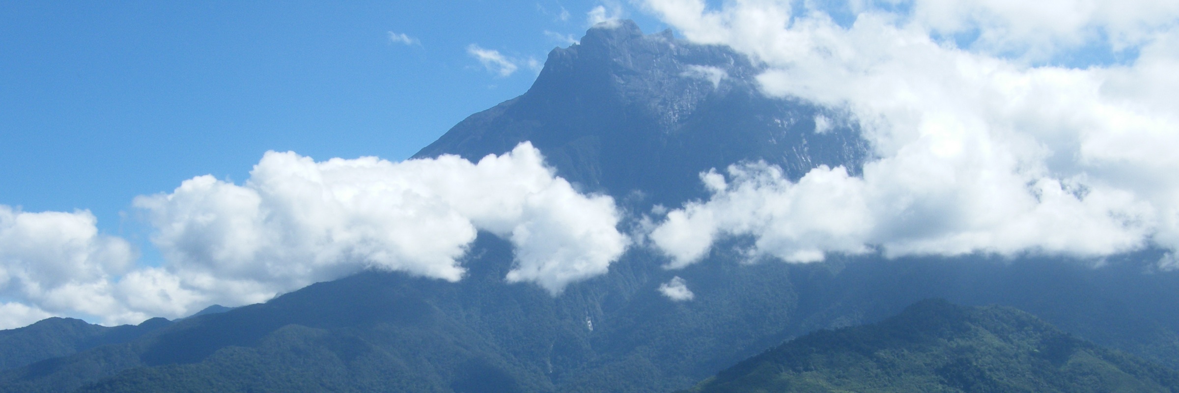 Blick auf den mit 4.095 m höchsten Berg Malaysias, dem Mount Kinabalu,