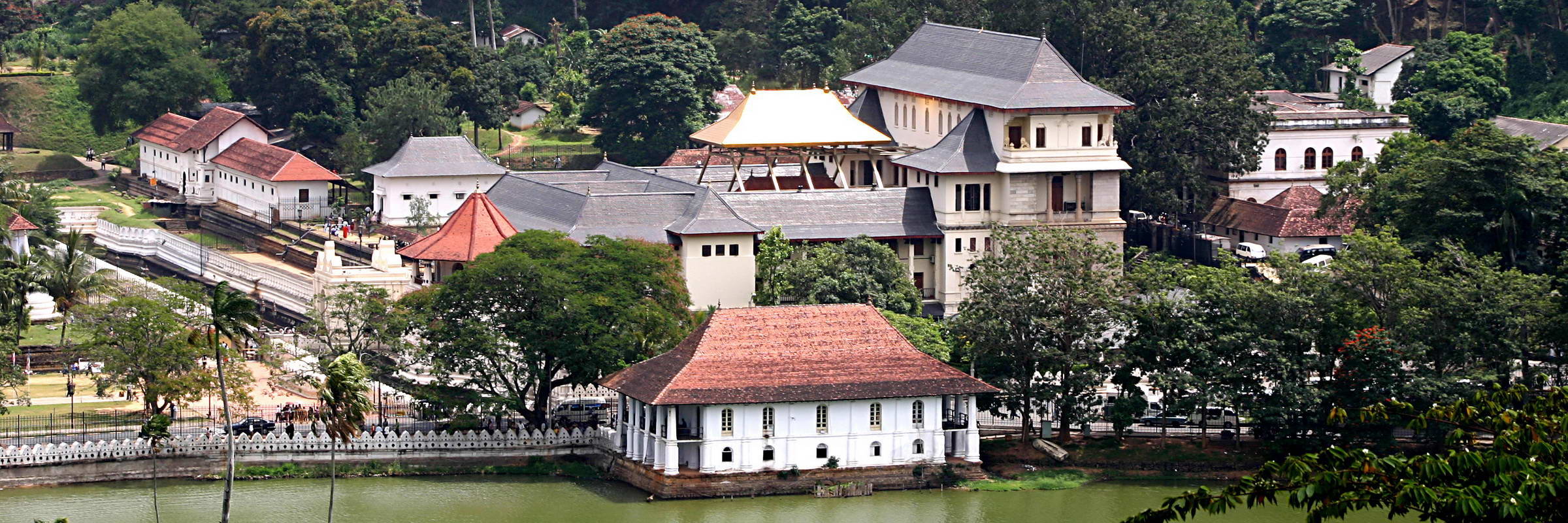 Im Zahntempel in Kandy auf Sri Lanka wird laut der Überlieferung Buddhas linker Eckzahn aufbewahrt.