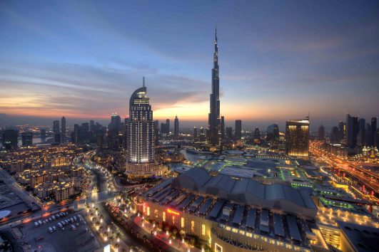 Die Metropole Dubai bei Anbruch der Nacht