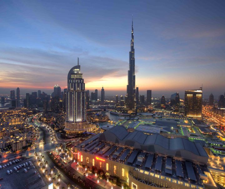 Die Metropole Dubai bei Anbruch der Nacht