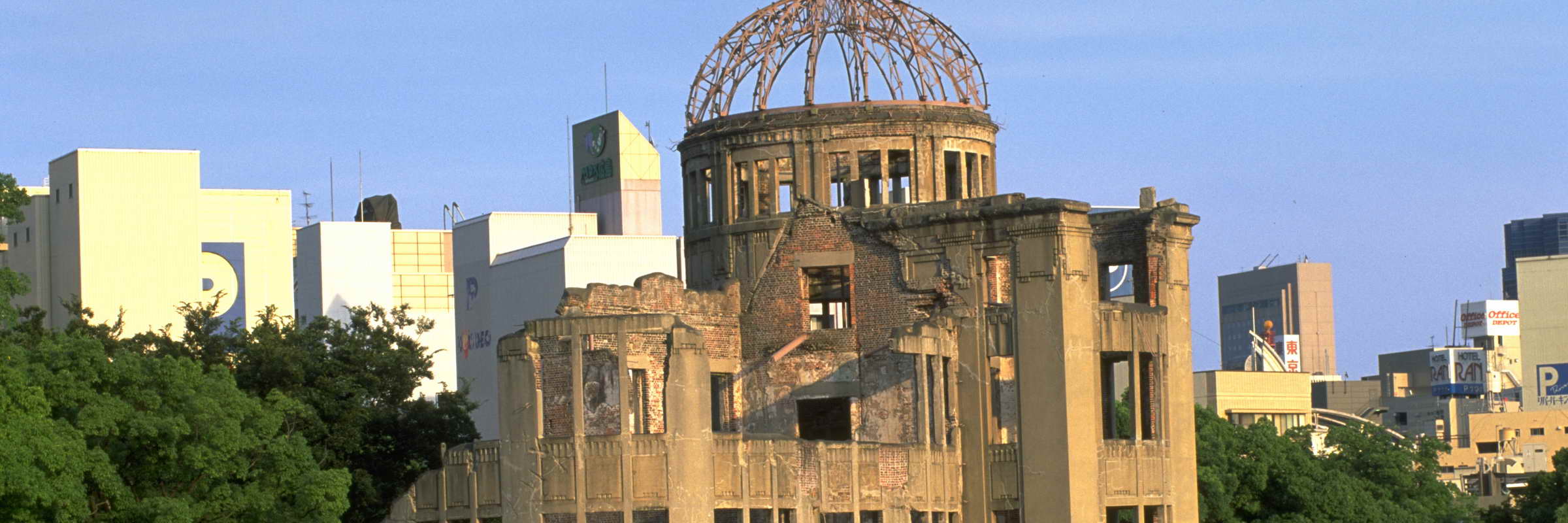Das Friedensdenkmal zeigt die erste kriegerische Nutung einer Atombombe. 400 Meter ueber dieser Kumpel ging Die erste Atombombe hoch.