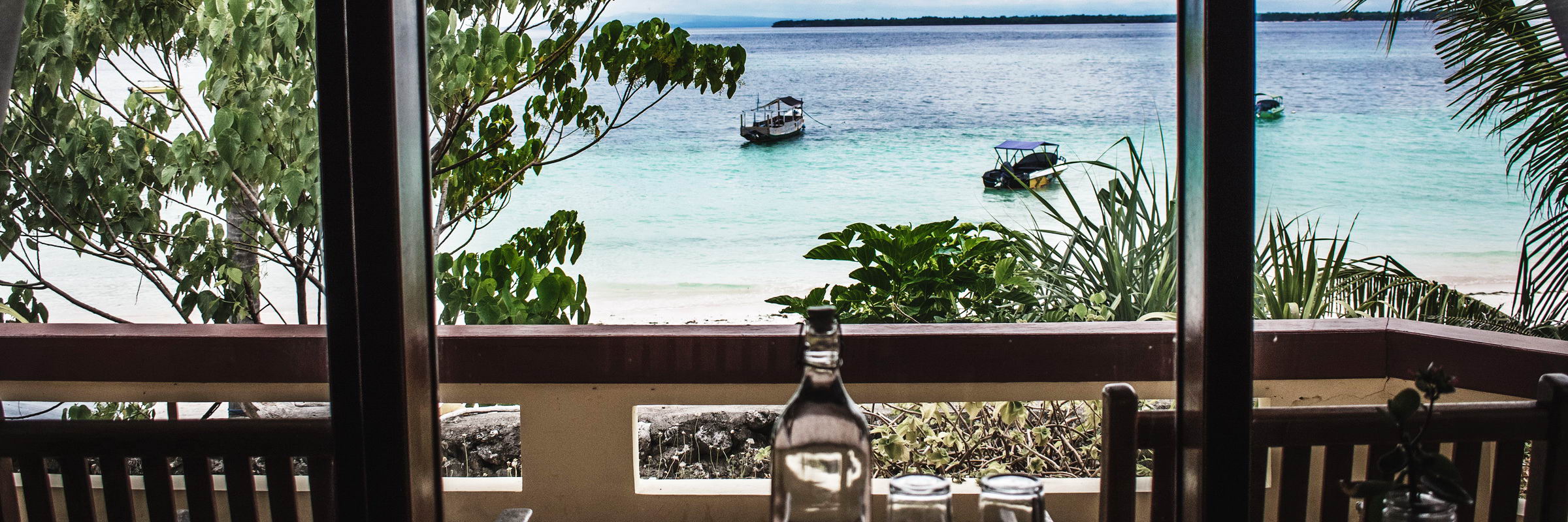 blick-auf-das-meer-bara-beach-bungalows-bira-sulawesi-indonesien