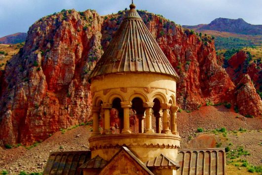 Am Ende der wunderschönen Schlucht Amaghu gelegenenes Kloster Noravank in Armenien