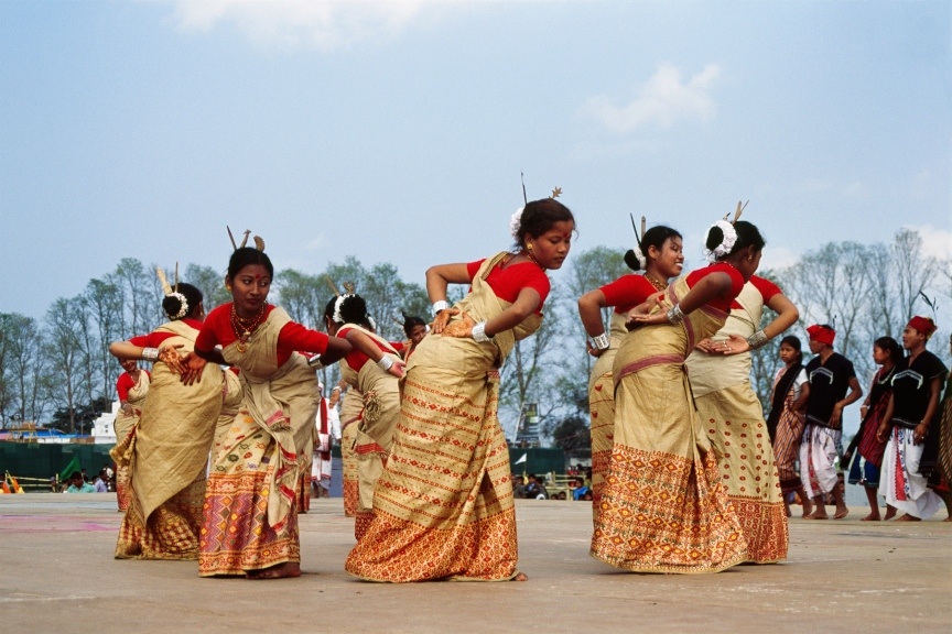 Tänzerinnen des tradionellen Bihu Tanzes in Assam.