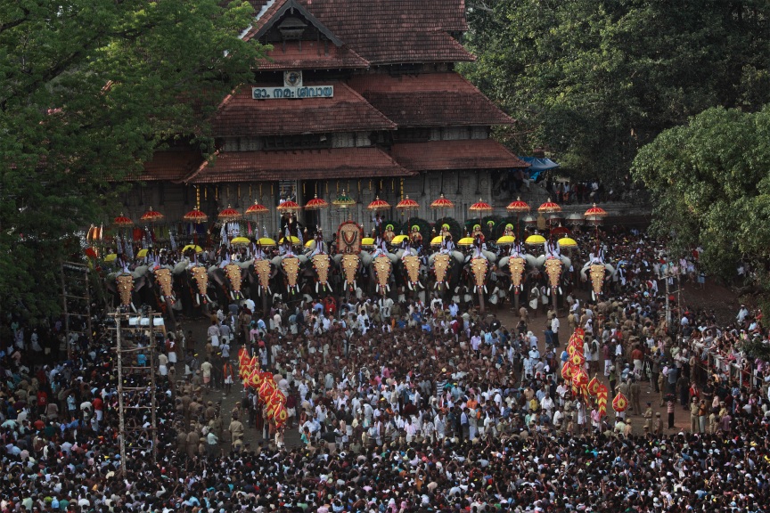 Jedes Jahr im April bzw. Mai findet das traditionelle hinduistische Tempelfest Thrissur Puram in Thrissur statt.