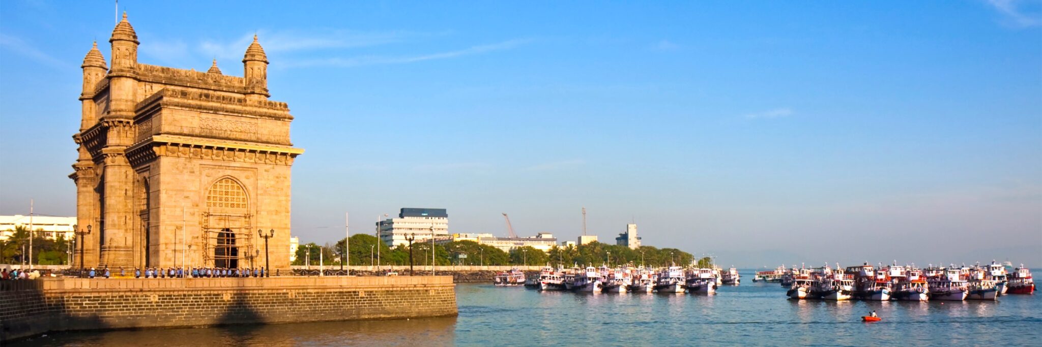 Das Gateway of India im indischen Mumbai hat die Form eines mittig erhöhten und durch Pfeiler verstärkten Triumphbogens und zählt zu Wahrzeichen des Landes.
