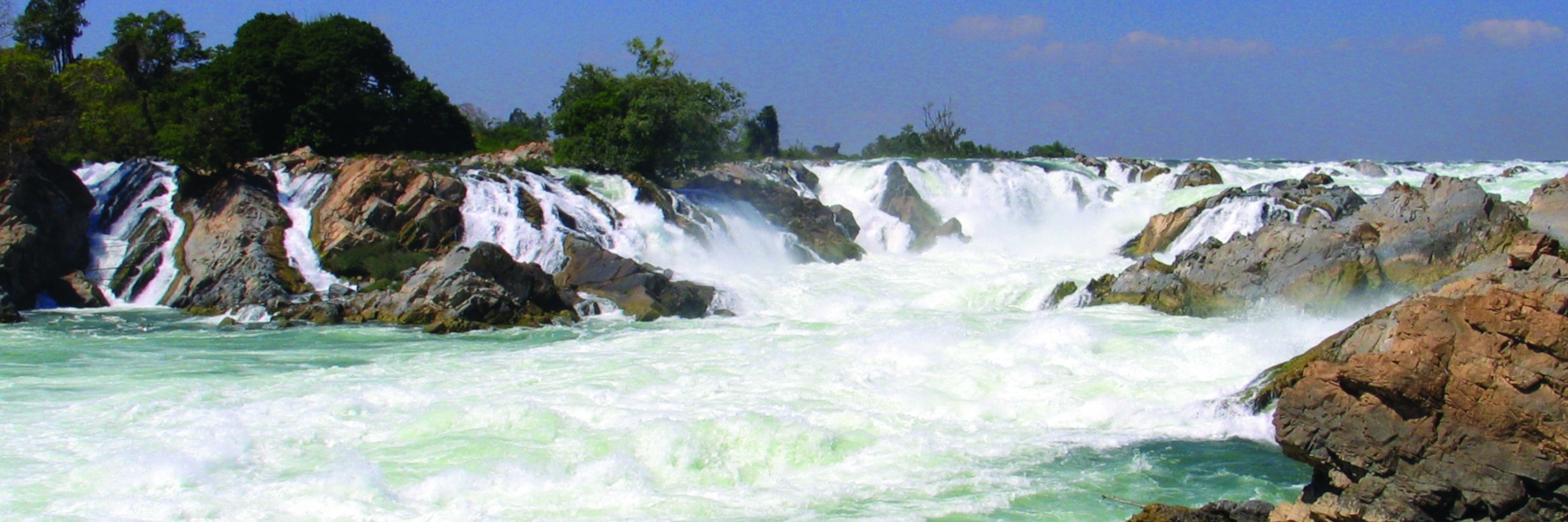 Die Mekongfälle liegen in der Provinz Champasak. Der kaskadenartige Wasserfall liegt an der Grenze zu Kambodscha.
