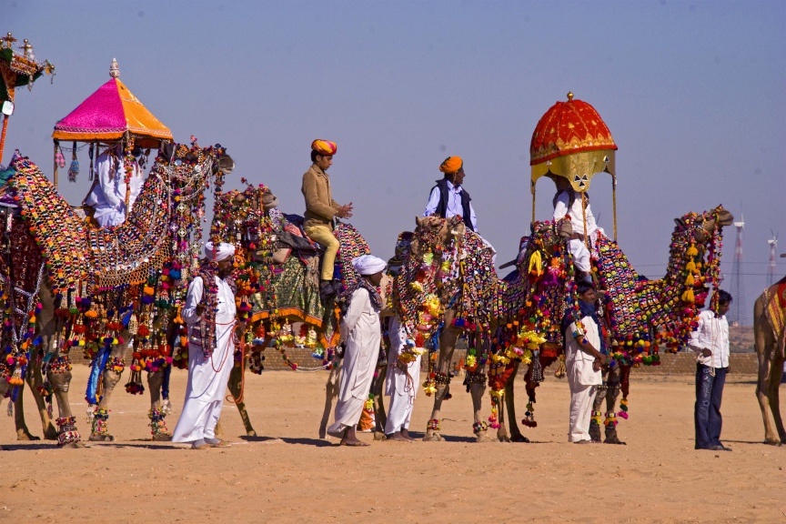 Das Pushkar Mela Festival wird in der Wüste von Rajasthan über fünf Tage hinweg abgehalten. Es beinhaltet eine traditionelle Messe, bei welcher bunt geschmückte Kamele präsentiert werden.