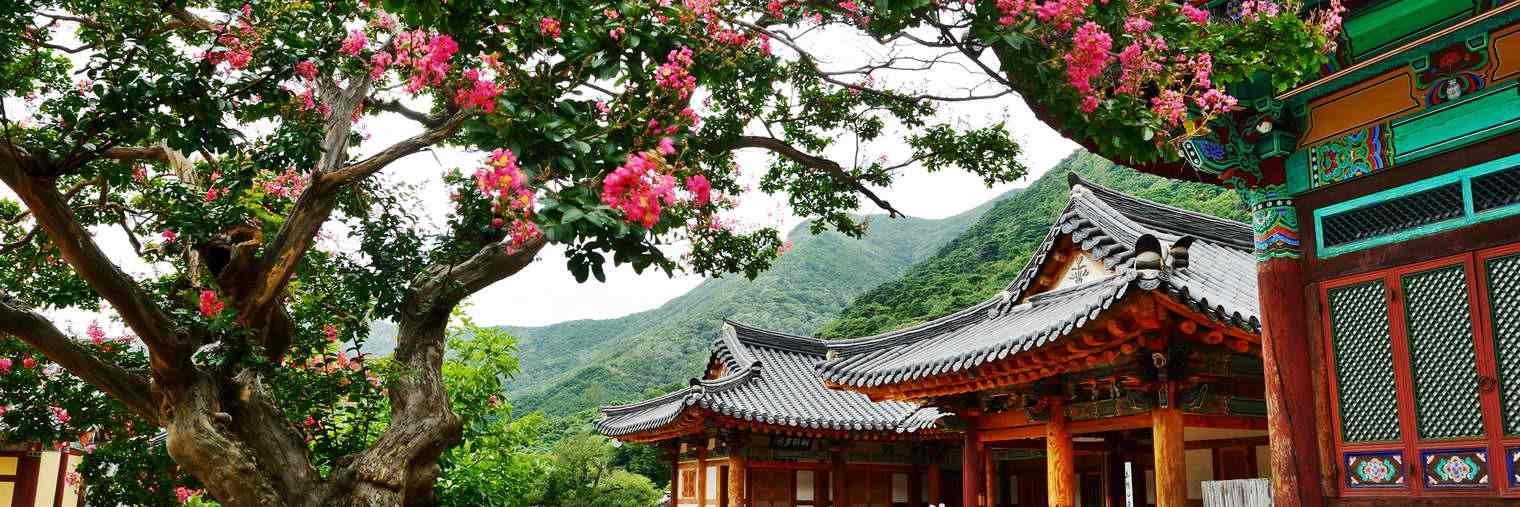 Gebäude im traditionellen chinesischen Architekturstil Der in China entstandene Architekturstil hat sich im Laufe der Geschichte über weite Teile Ostasiens verbreitetet.