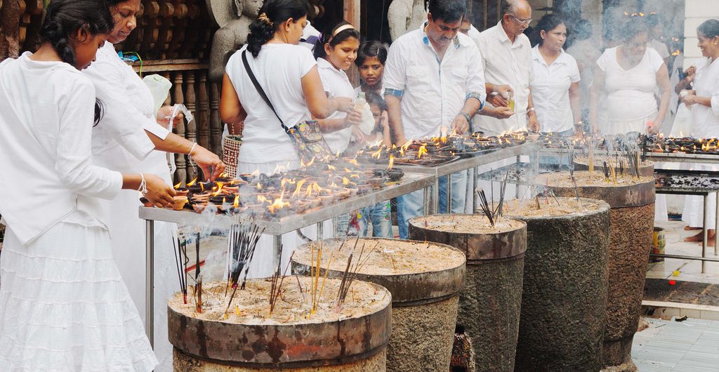 An Neujahr in Sri Lanka sind Tempelbeusche Pflicht