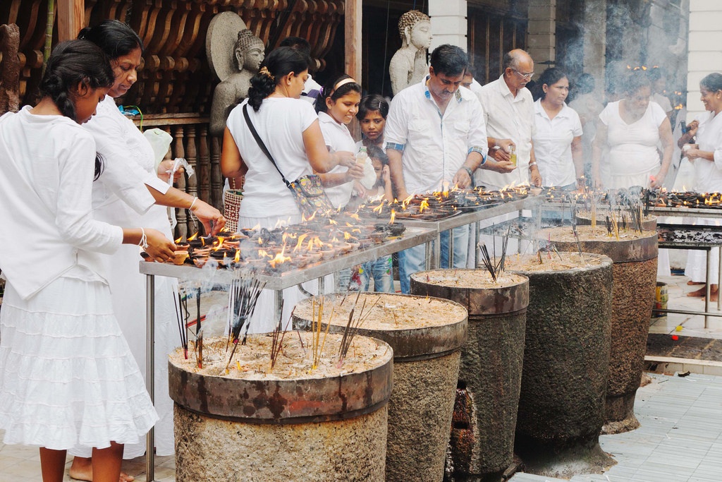 An Neujahr in Sri Lanka sind Tempelbeusche Pflicht