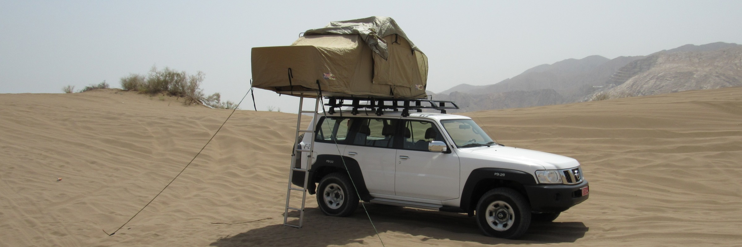 Um den Oman zu entdecken, ist ein belastbares Fahrzeug unerlässlich. Das zuverlässige Nissan-Allradfahrzeug ist für das perfekte Camping-Erlebnis mit einem einzigartigen 2-Personen-Dachzelt ausgestattet.