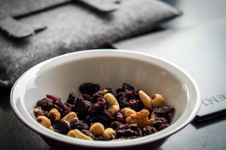 Snacks für den kleinen Hunger während des Langstreckenfluges ins Hangepäck packen.