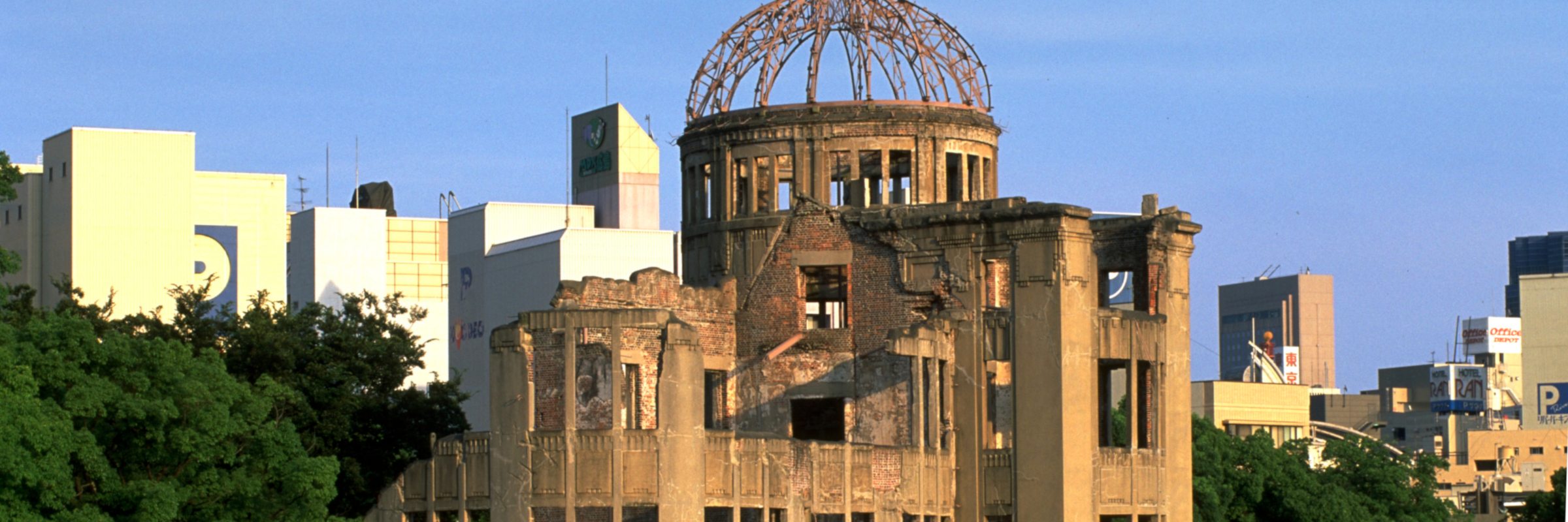 Das Friedensdenkmal zeigt die erste kriegerische Nutung einer Atombombe. 400 Meter ueber dieser Kumpel ging Die erste Atombombe hoch.