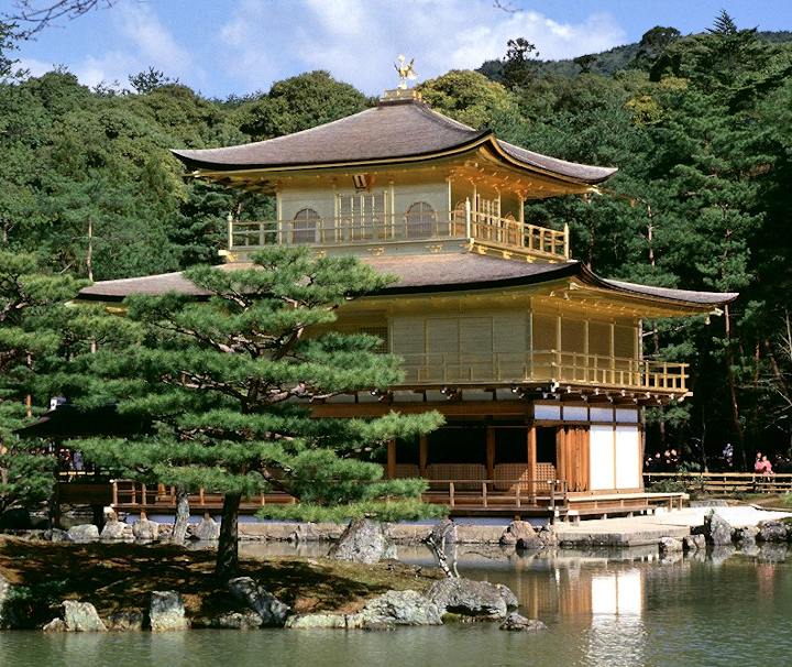 Die erste Etage des Tempels ist mit Blattgold ueberzogen, daher wird er auch Goldener-Pavillon-Tempel genannt.