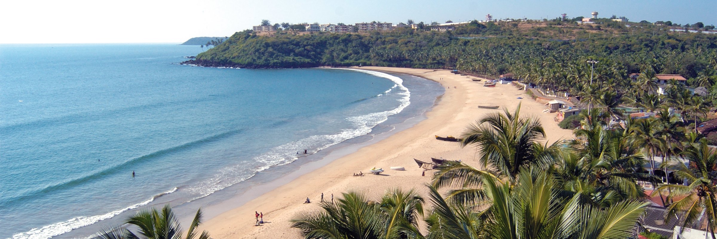 Über knapp eine Meile verteilt sich der Sand entlang der kleinen Bucht von Bogmalo Beach in Goa, Indien.