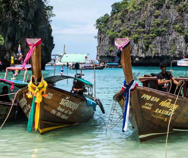 Die thailändischen Inselparadiese in der Andamanensee lassen sich am besten mit landestypischen Longtailbooten erkunden.
