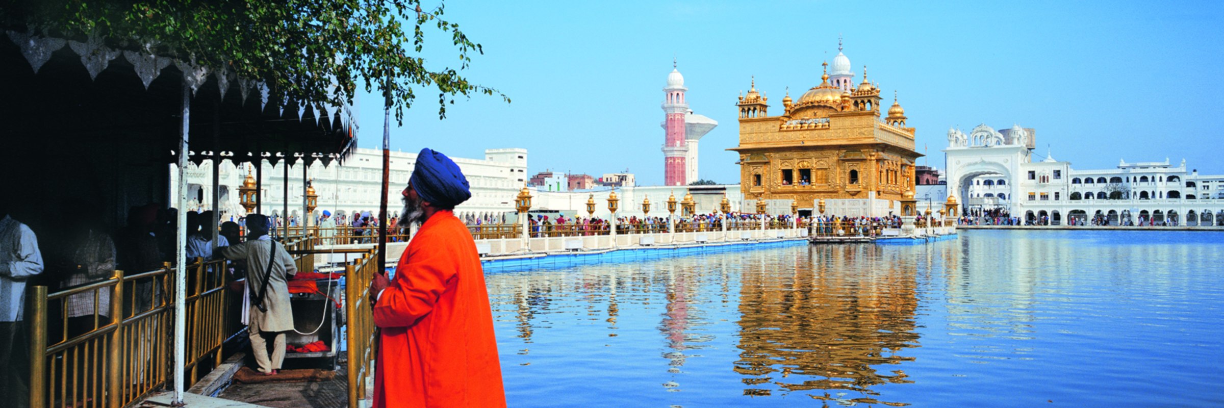 Der Goldene Tempel ist in Amritsar im indischen Bundesstaat Punjab das höchste Heiligtum der Sikhs.